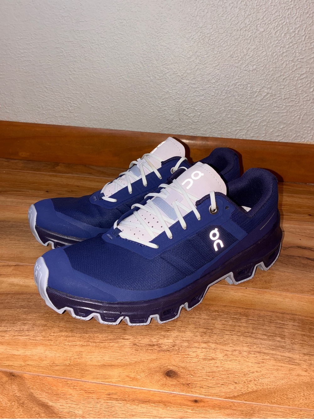 On Cloud Women’s Cloudventure Athletic Trail Run Shoe Sneakers, Blue- size 8